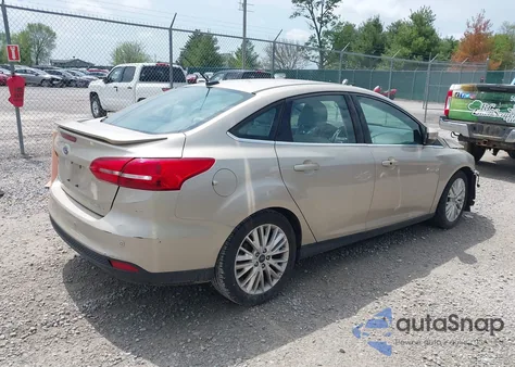 2018 Ford Focus Titanium z USA, uszkodzony, nr VIN 1FADP3J27JL279628
